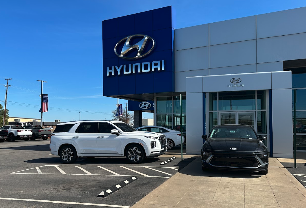 Hyundai vehicles parked outside Crain Hyundai of Fort Smith on a sunny day